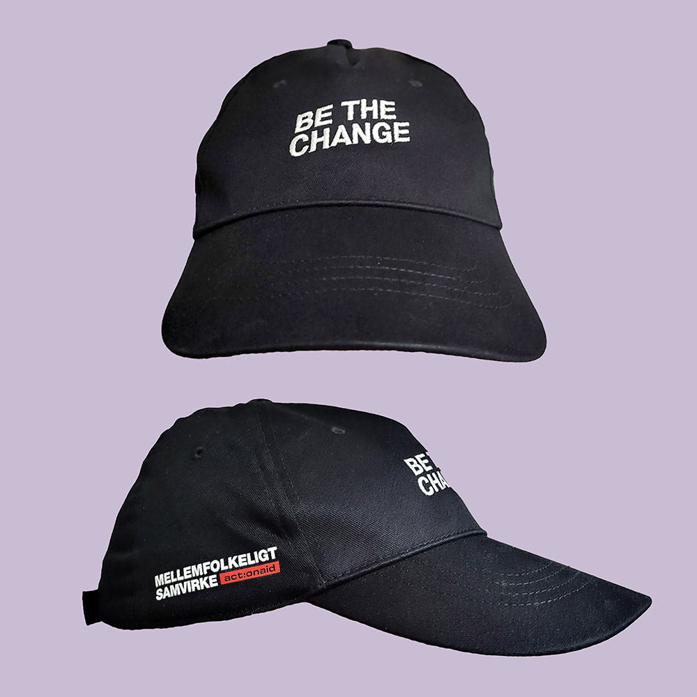 Foto af cap med Be the Change på fronten